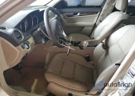 2012 Mercedes-Benz C 250 из США, поврежденный, VIN WDDGF4HB6CA672840